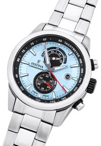 Orologio cronografo in acciaio inox argento con quadrante blu chiaro, dettagli neri e accenti rossi. Caratterizzato da tre sotto-quadranti e tachimetro.
