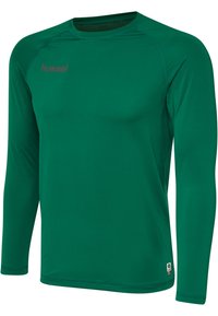 Langemouwen groene sportshirt gemaakt van lichtgewicht materiaal, met een geribbelde ronde halslijn en een subtiel logo in het rood op de voorkant.