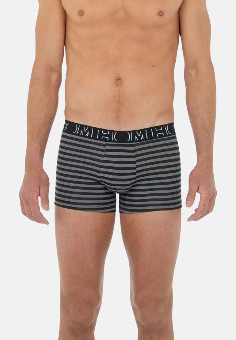 Boxers-briefs rayés noirs et gris avec une ceinture décorée du logo. Le tissu semble lisse et élastique, conçu pour un ajustement près du corps.