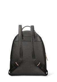 Zaino in pelle nera con due spallacci, forma arrotondata, cuciture visibili e chiusura con cerniera nella parte superiore. Presenta dettagli in metallo color oro.