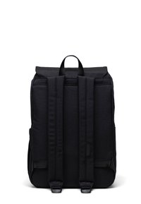 Zaino nero realizzato in tessuto resistente, con chiusura arrotolabile, spallacci regolabili, due tasche laterali e design minimalista.