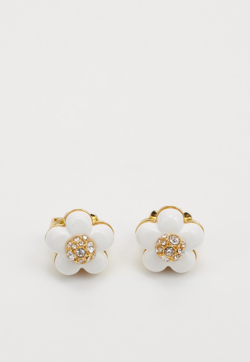 Zlaté a biele náušnice tvaru kvety so šiestimi lupienkami, so zhlukom malých priehľadných kryštálov v strede na bielom pozadí.