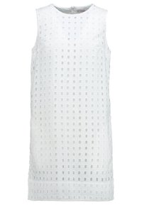 Robe blanche sans manches avec un motif découpé carré et une silhouette droite. Dotée d'un col rond et d'une texture subtile.