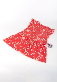 Robe rouge pour tout-petit avec imprimé de papillons blancs, manches courtes volantées, boutons sur le devant et une étiquette en forme de papillon bleu attachée.