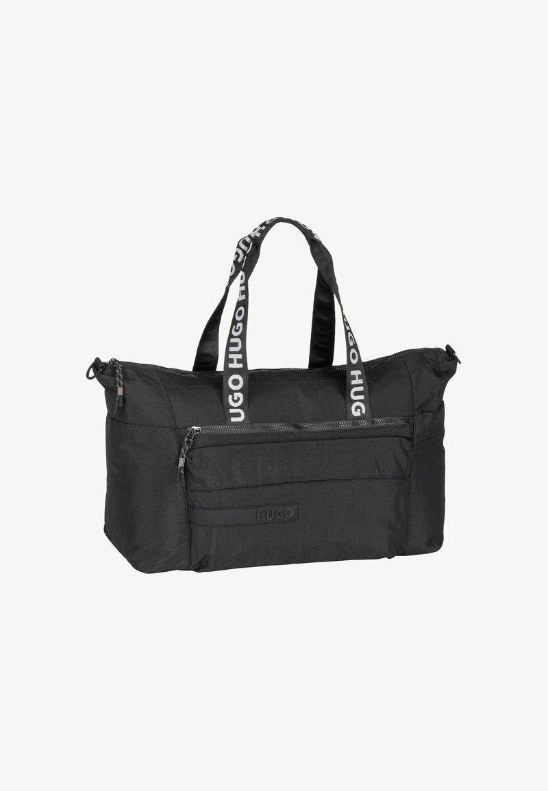 Borsa a tracolla nera realizzata in materiale nylon, dotata di due manici con design del logo, una tasca frontale con zip e una superficie testurizzata.