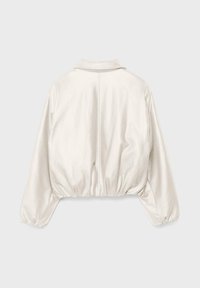 Weiße Langarmjacke mit elastischem Bund und Bündchen, sichtbarer Rückennaht und spitzem Kragen, flach auf hellem Hintergrund dargestellt.