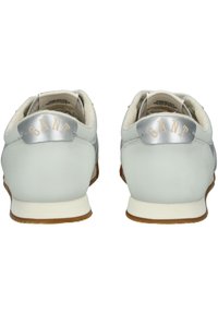 Světle šedé kožené tenisky s stříbrným akcentem na patě, na které je zlatě vytištěno "GANT". Gumová podrážka s klasickým sportovním tvarem.