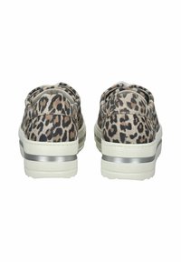 Tenisky s leopardím potiskem a svrchním materiálem z texturované tkaniny, bílé gumové podrážky a stříbrným akcentem. Nízký profil s zaoblenou špičkou.
