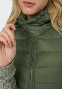 ONLY ONLNEWTAHOE HOOD - Waistcoat - kalamata