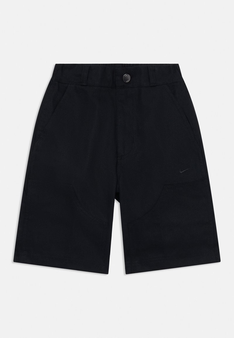 Fekete pamut keverékből készült sort, két elülső zsebbel, gombos zárókkal és egy diszkrét logó részlettel az oldalon.