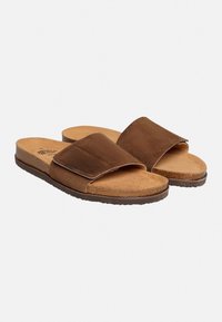 Bruine suede sandalen met brede banden en een natuurlijk kurken voetbed. Textuur rubberen buitenzool voor grip. Eenvoudig ontwerp met een minimalistische esthetiek.