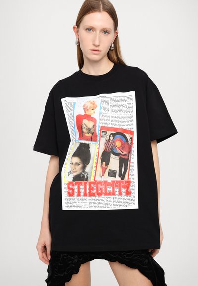 Stieglitz DUNJA OVERSIZED - Тениска с щампа - black