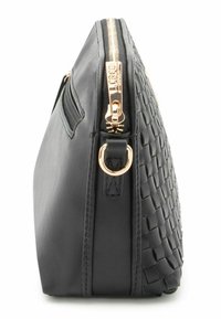 Bolso de mano de cuero negro tejido con cremallera dorada y herrajes; vista lateral que muestra una forma estructurada con detalles texturizados.