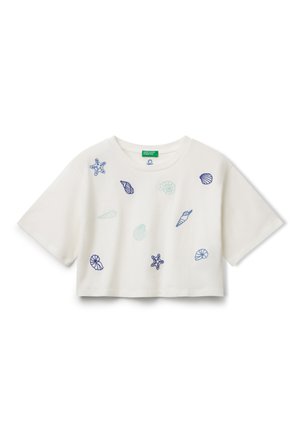Gekürztes weißes T-Shirt mit kurzen Ärmeln, das mit blauen und hellgrünen gestickten Mustern von Muscheln und Seesternen verziert ist.
