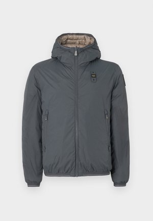 Grå hettejakke med glidelås, med et glatt yttermateriale, lysebrun innerfôr og sidelommer.
