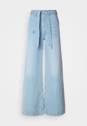 Világoskék, bő szárú farmernadrág magas derékkal, megkötős övvel, oldalsó zsebekkel és enyhén megkopott denim textúrával.