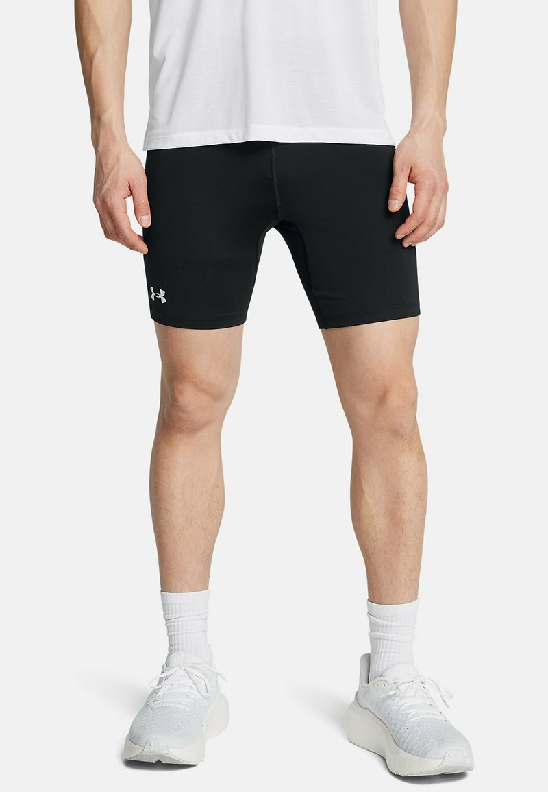 Juodi sportiniai šortai, pagaminti iš tamprios medžiagos, kurie glaudžiai priglunda. Jie turi logotipą ant kairiojo šlaunies ir plokščias siūles, užtikrinančias komfortą.