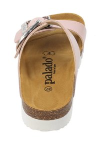 Sandali rosa con una fibbia argentata lucida, soletta in sughero e suola bianca. La soletta testurizzata presenta il nome del marchio "Palado" e la taglia 37.
