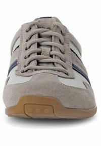 Graue Wildleder- und Mesh-Sneaker mit marineblauen Akzenten, runder Zehenpartie, flacher Sohle und sechs Schnürösen. Strukturierten Oberfläche mit kontrastierenden Streifen.