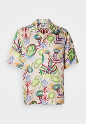 Camisa de manga corta con una base beige y un vibrante patrón floral en verde, rojo, azul y amarillo. Fabricada con tejido ligero.