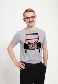 Šedé bavlněné tričko s grafickým potiskem vintage auta v černé a červené barvě. Krátké rukávy a klasický střih.