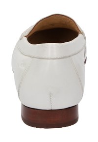 Scarpa bianca in pelle con finitura liscia, punta rotonda e tacco in legno. Dettagli di cucitura discreti lungo le cuciture e sul retro.