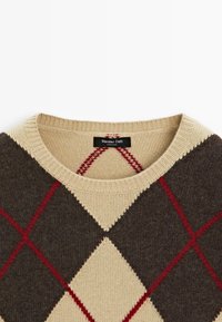 Pull en tricot à col rond avec un motif losange beige, marron foncé et rouge, et une étiquette noire Massimo Dutti à l'intérieur du col.
