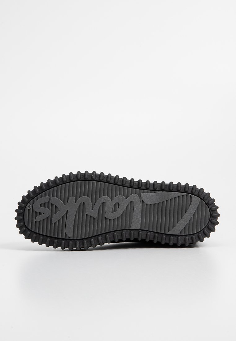Schwarze Gummisohle mit ribbeliger Textur und großem Branding. Verfügt über eine abgerundete Form und ausgeprägte Traktionselemente.