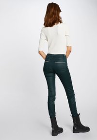 Morgan SLIM WITH WET EFFECT - Pantalones - dark green