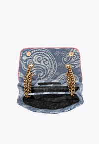 Borsa in denim con motivo paisley, rifiniture rosso-rosate, tracolla in catena dorata e interno nero con stampa del logo. Vista aperta che mostra l'interno.