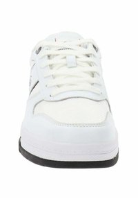 Sneaker atletica bianca con una combinazione di rete testurizzata e pelle liscia, dotata di punta rotonda, chiusura con lacci e suola in gomma nera.