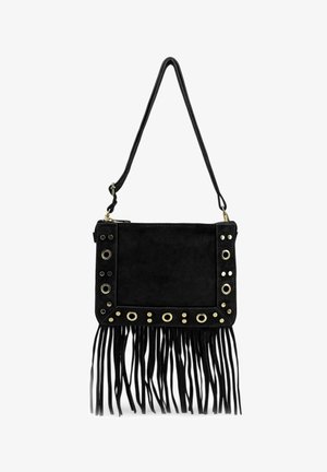 Sac à épaule en daim noir avec des œillets dorés le long des bords et de longues franges pendantes en bas, équipé d'une bandoulière réglable.