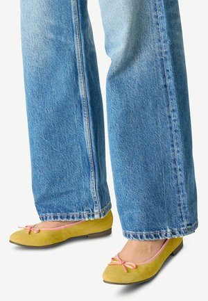 Ballet pumps - yellow comb