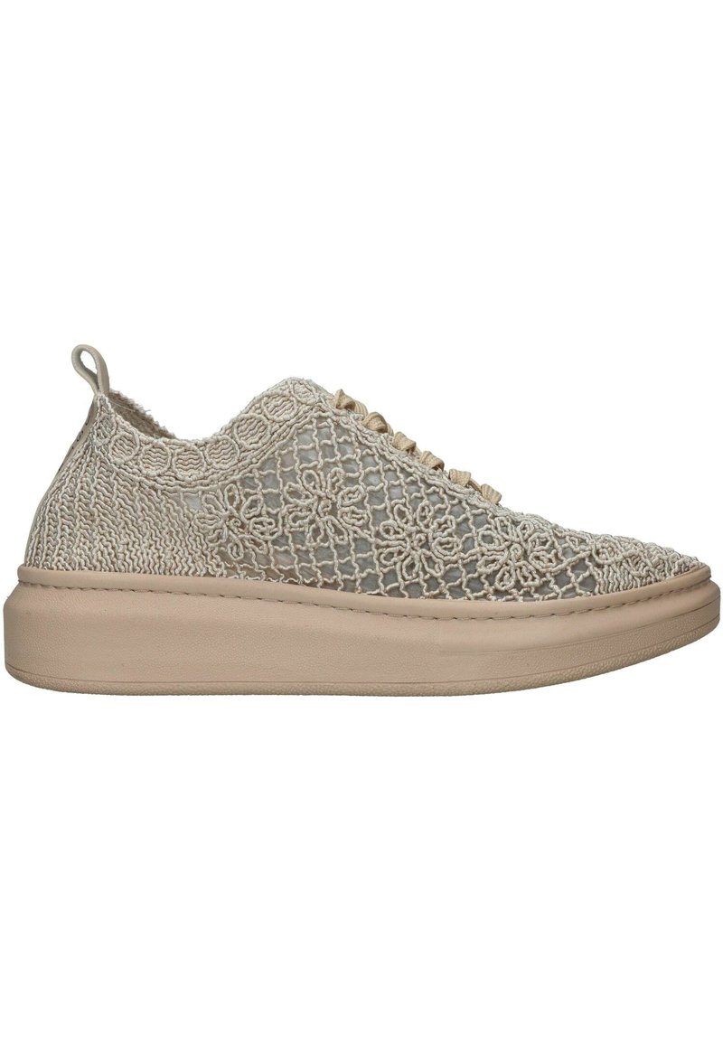 Sneaker beige con lacci, decorato con un design floreale ricamato, tomaia in mesh testurizzato e una robusta suola di gomma chiara. Presenta un occhiello sul retro.