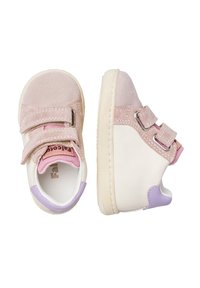 Dětské boty s béžovým semišovým špičkou, krémovým koženým tělem, fialovou patou a dvojitými suchými zipy na bílém pozadí.