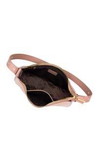 Borsa a tracolla in pelle rosa blush aperta, con cerniera dorata, tasca interna con cerniera e rivestimento in tessuto marrone con marchio.