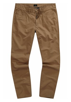 Brązowe bawełniane chinosy o gładkiej teksturze, z zapięciem na guzik, kieszeniami z przodu i prostymi nogawkami. Na tkaninie widoczne drobne zagniecenia.