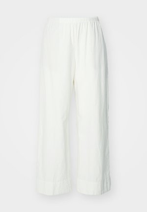 Pantaloni albi, cu picioare largi, dintr-un material ușor. Prezintă un brâu elastic și o textură subtilă. Tivul este drept, fără modele.