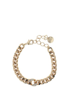 Armband met ketting in goudkleur met grote schakels, voorzien van een decoratieve sluiting en een kleine bedel met gravure.