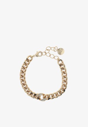 Armband aus goldfarbenem Metall mit großen ineinandergreifenden Gliedern, ausgestattet mit einem dekorativen Verschluss und einem kleinen Anhänger mit Gravur.