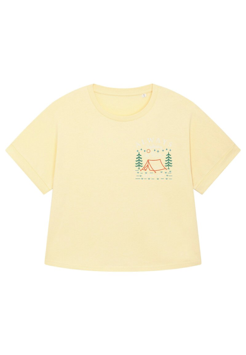Geel kortemouwenshirt van katoen met een ronde hals, voorzien van een campingthema-grafiek met bomen en een tent.