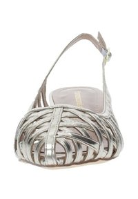 Sandal in argento metallizzato, piatto, con design intrecciato, punta aperta e cinturino alla caviglia, dotato di soletta imbottita e texture liscia.