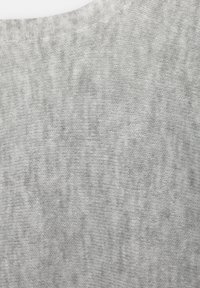 Maglione grigio chiaro con un motivo a maglia testurizzata. Presenta un colletto rotondo e un tessuto morbido e caldo. Nessun accento o hardware visibile.