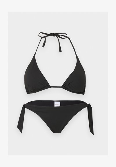 Μαύκο μπικίνι δύο τεμαχίων με τριγωνικό πάνω μέρος με δέσιμο στον λαιμό και μπικίνι κάτω μέρος με πλαϊνές δέσεις, παρουσιάζεται επίπεδο σε λευκό φόντο.