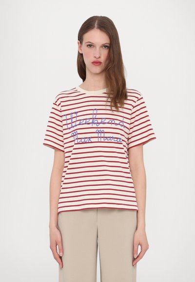 Stribet t-shirt med cremefarvet bund, der har røde vandrette striber og blå broderet tekst "Weekend Max Mara" på forsiden.