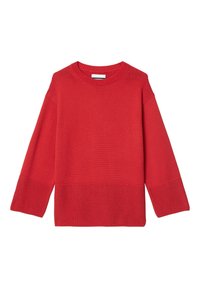 Pull rouge en maille avec un col rond, des épaules tombantes et des accents côtelés aux poignets et à l'ourlet. Texture lisse et coupe ample.
