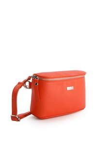 Orange tekstureret lædertaske med lynlås og aftagelig strop. Har et metal-logo på fronten. Firkantet design.