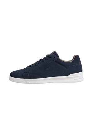 Low-profile marineblauwe suède sneaker met witte rubberen zool en zwarte veters, zijaanzicht op een effen witte achtergrond.