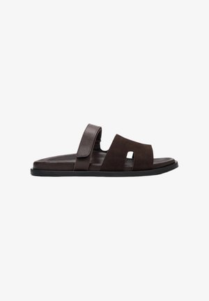 Sandale à glissière en suède marron avec un design divisé, une sangle ajustable et une semelle intérieure texturée, complétée par une semelle en caoutchouc noire.