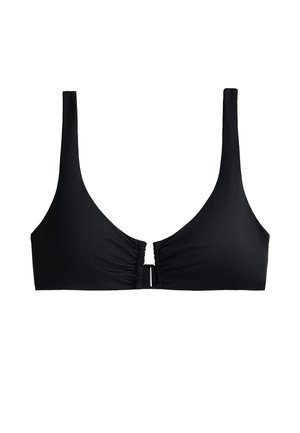 Černý bikiny top s širokými ramínky, výstřihem do V, na středu se stahovanými detaily a zapínáním na klips. Hladká textura.
